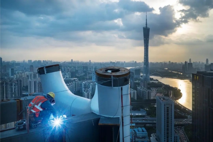 2023年6月5日，广州琶洲人工智能与数字经济试验区，工人正在高空建筑外围钢构件焊接安装作业。陈志强 摄